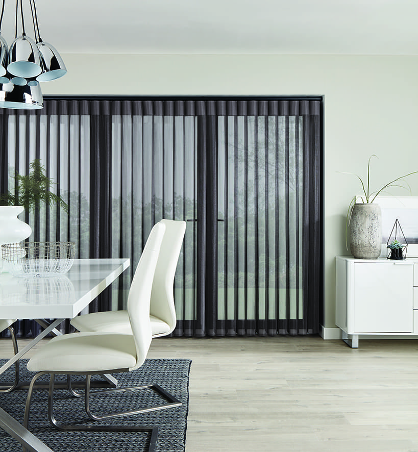 Pose de stores diaphanes verticaux