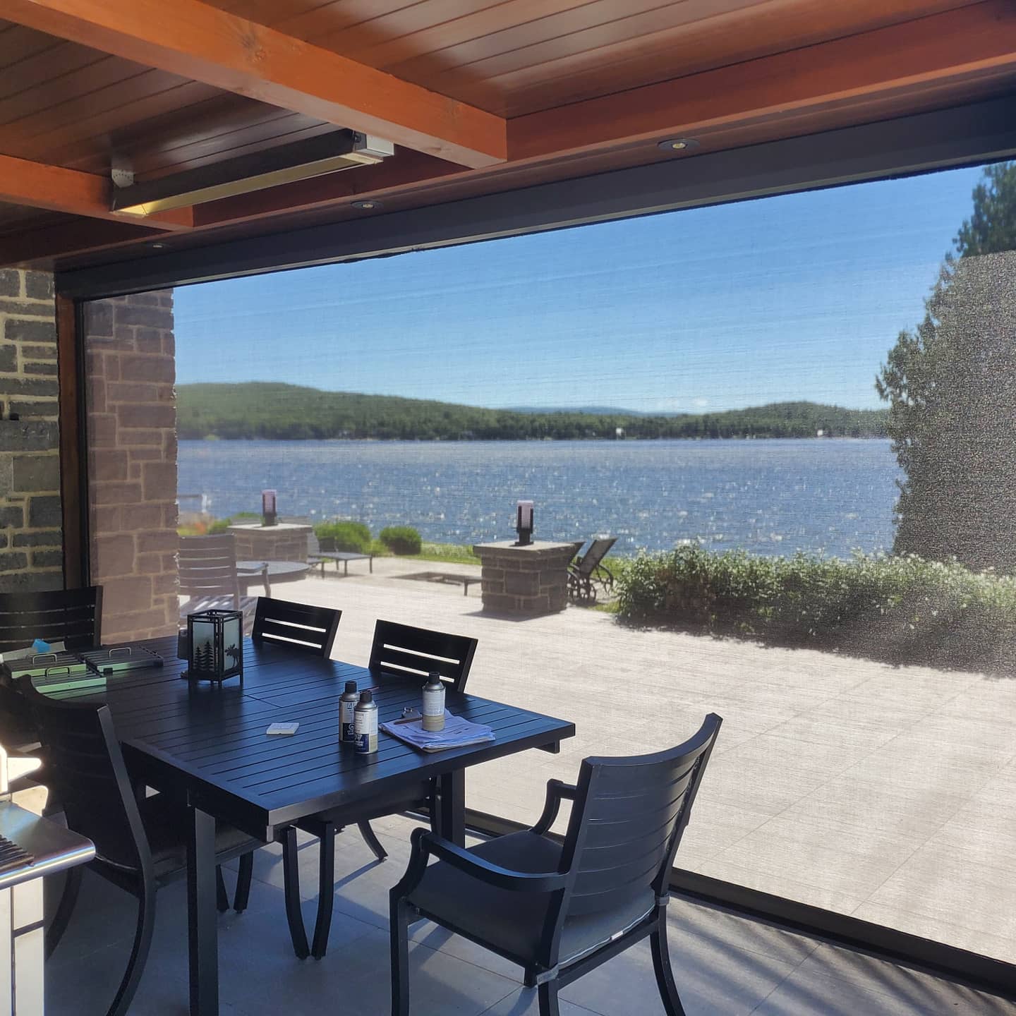 Pose de toiles extérieures solaires